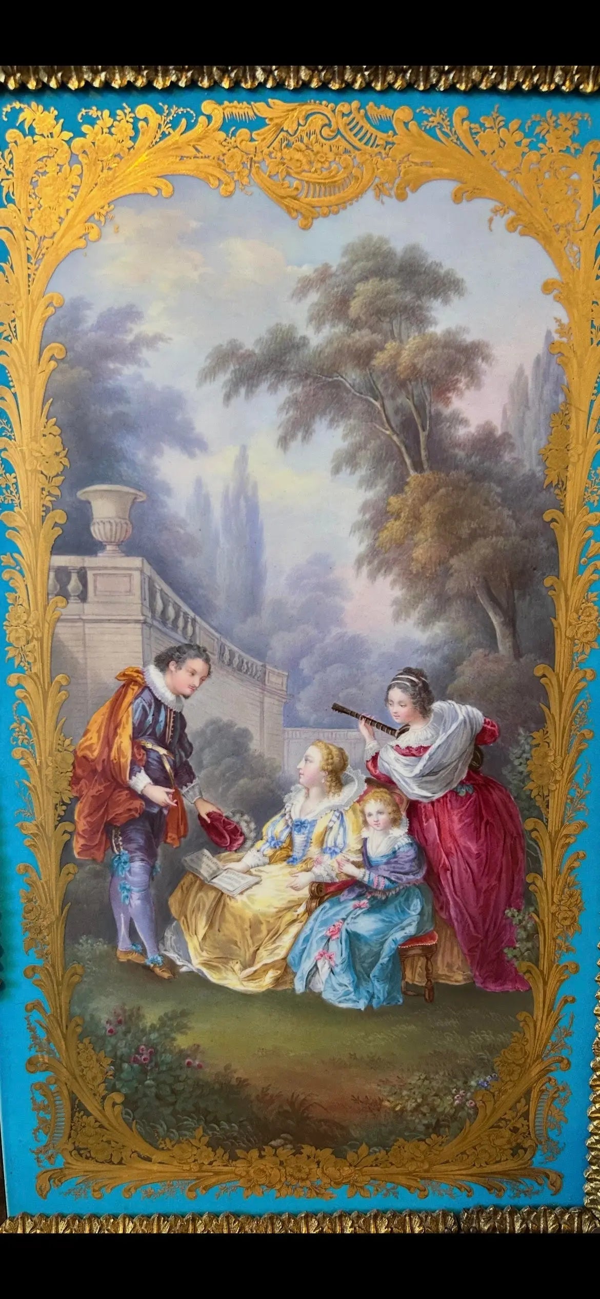 Porcelaine de Sèvres : Histoire, caractéristiques et conseils pour l’intégrer dans une décoration élégante